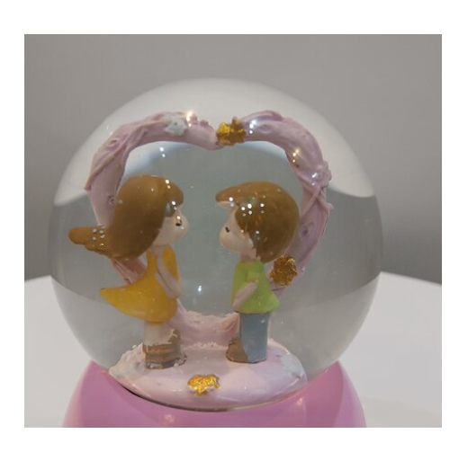Γυάλινη Χιονόμπαλα με Καρδιά και Δύο Ανθρωπάκια Ροζ 8x12cm Γυάλινη Χιονόμπαλα με Καρδιά και Δύο Ανθρωπάκια Ροζ 8x12cm