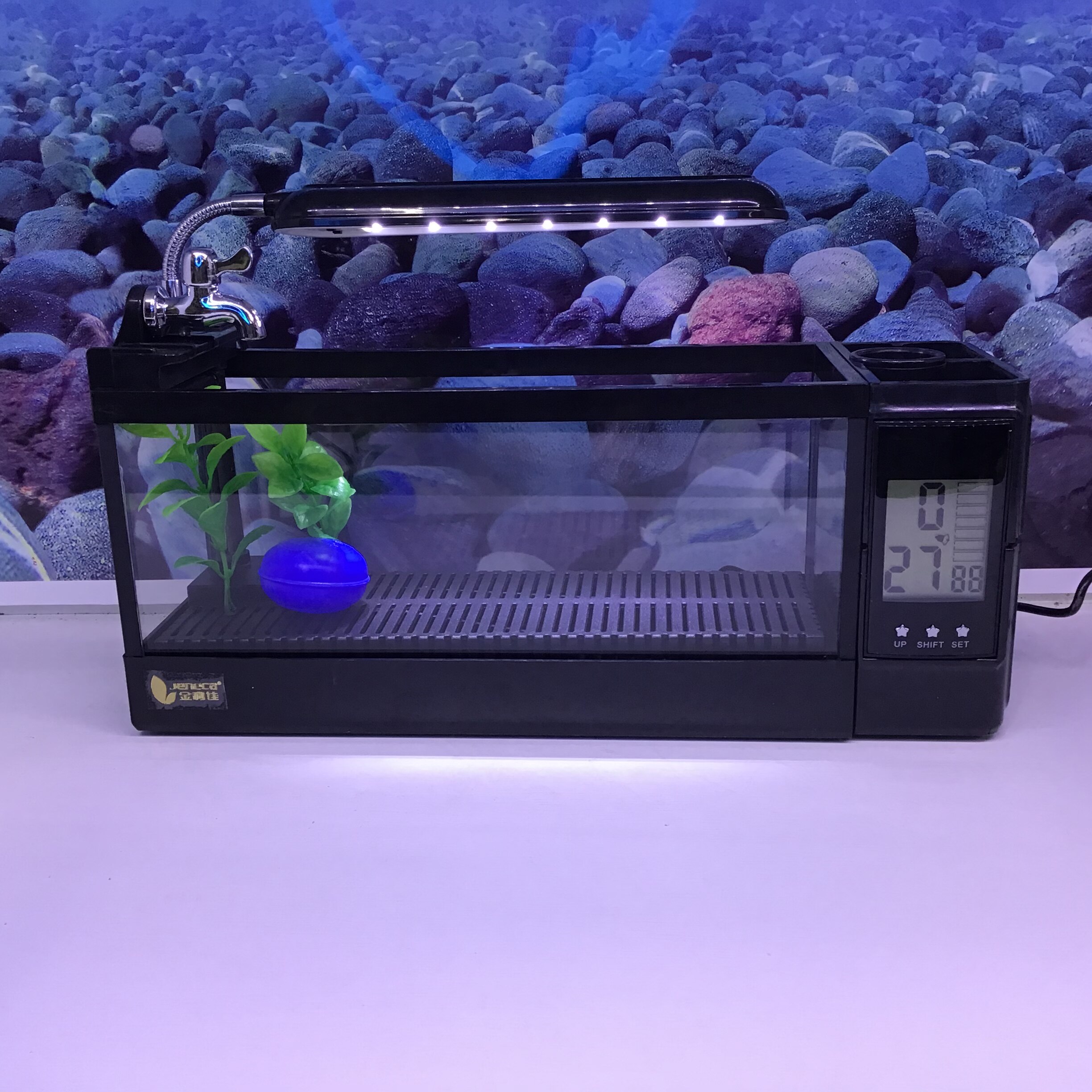 Mini Ενυδρείο - Μολυβοθήκη με Φωτισμό LED, Ηχείο & Οθόνη LCD με Ρολόι, Ημερολόγιο & Ξυπνητήρι USB 3.5Lt 32x11x13cm