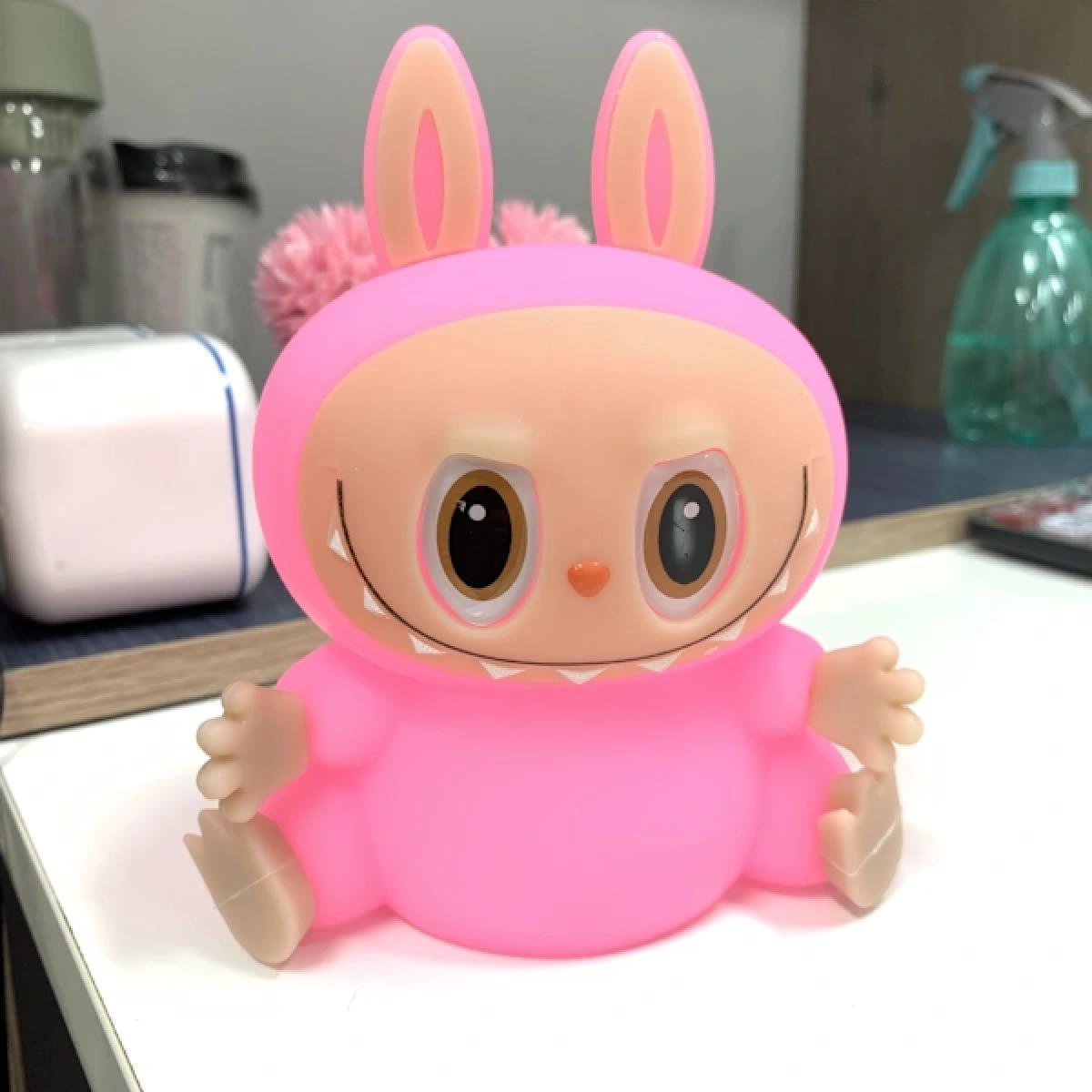 Επαναφορτιζόμενο USB Παιδικό Φωτιστικό με LED 7 Χρωμάτων Εμπνευσμένο από τα Τερατάκια Labubu Επαναφορτιζόμενο USB Παιδικό Φωτιστικό με LED 7 Χρωμάτων Εμπνευσμένο από τα Τερατάκια Labubu