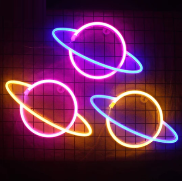 LED Επιτοίχιο Διακοσμητικό Φωτιστικό Neon με Τροφοδοσία USB ή Μπαταρίες με Σχέδιο Πλανήτης Κρόνος σε Ροζ και Κίτρινο Χρώμα LED Επιτοίχιο Διακοσμητικό Φωτιστικό Neon με Τροφοδοσία USB ή Μπαταρίες με Σχέδιο Πλανήτης Κρόνος σε Ροζ και Κίτρινο Χρώμα