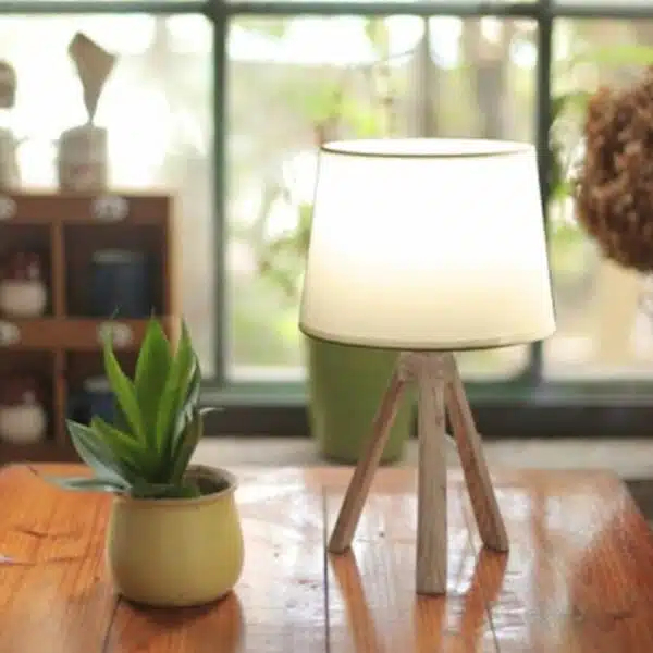 Μοντέρνο Επιτραπέζιο Φωτιστικό – Πορτατίφ για Ντουί E14 40W με Λευκό Καπέλο και Ξύλινη Βάση Aigostar Μοντέρνο Επιτραπέζιο Φωτιστικό – Πορτατίφ για Ντουί E14 40W με Λευκό Καπέλο και Ξύλινη Βάση Aigostar