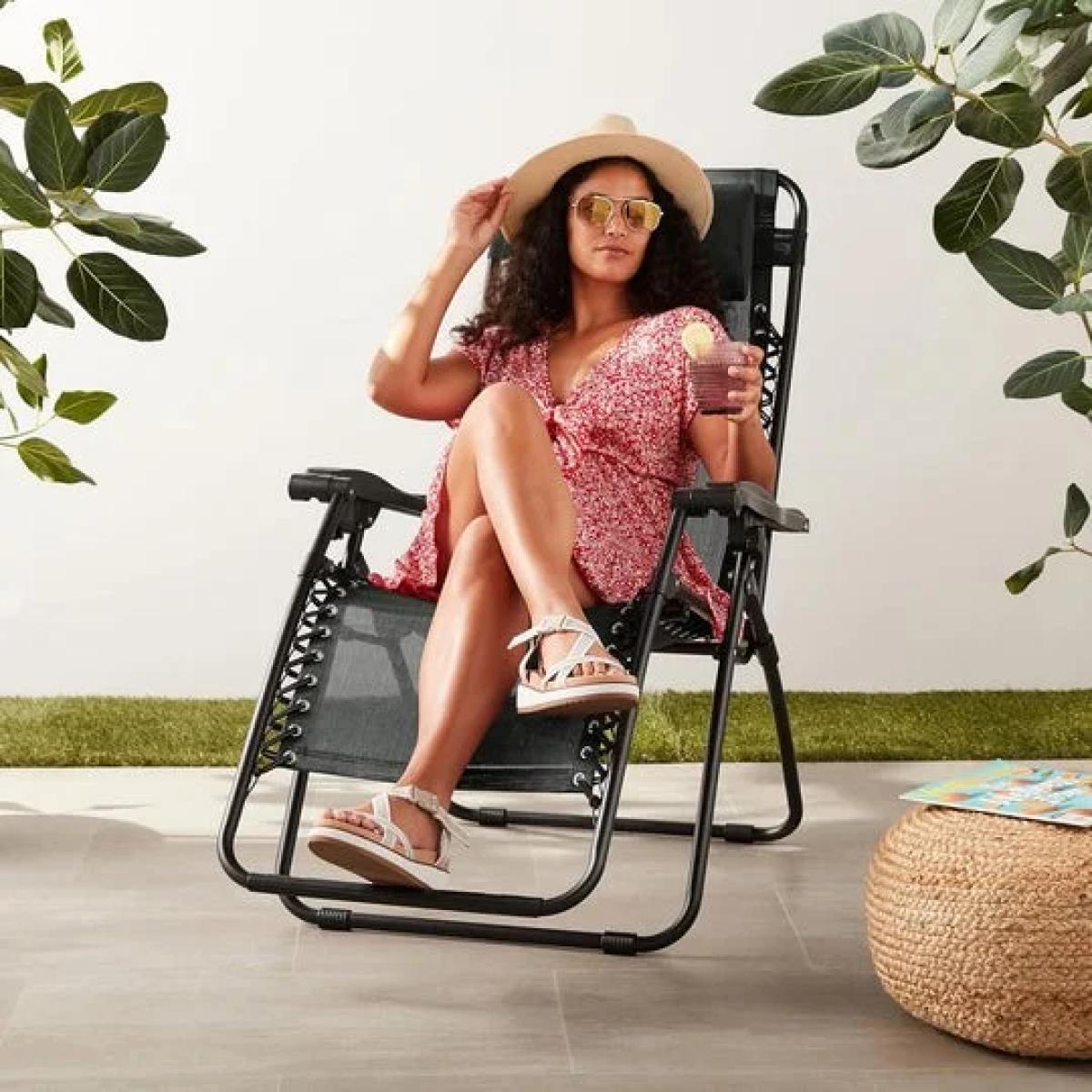 Πτυσσόμενη Μεταλλική Καρέκλα-Ξαπλώστρα με Ρυθμιζόμενη Πλάτη και Προσκέφαλο-Μαξιλάρι Πτυσσόμενη Μεταλλική Καρέκλα-Ξαπλώστρα με Ρυθμιζόμενη Πλάτη και Προσκέφαλο-Μαξιλάρι